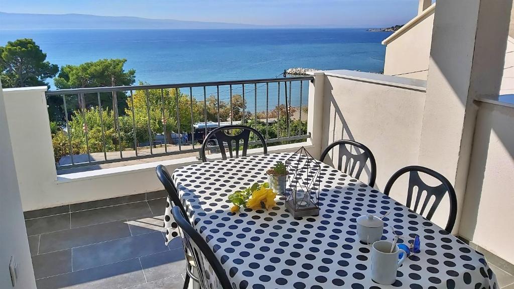 einen Tisch auf einem Balkon mit Meerblick in der Unterkunft Apartments Zorica in Duće