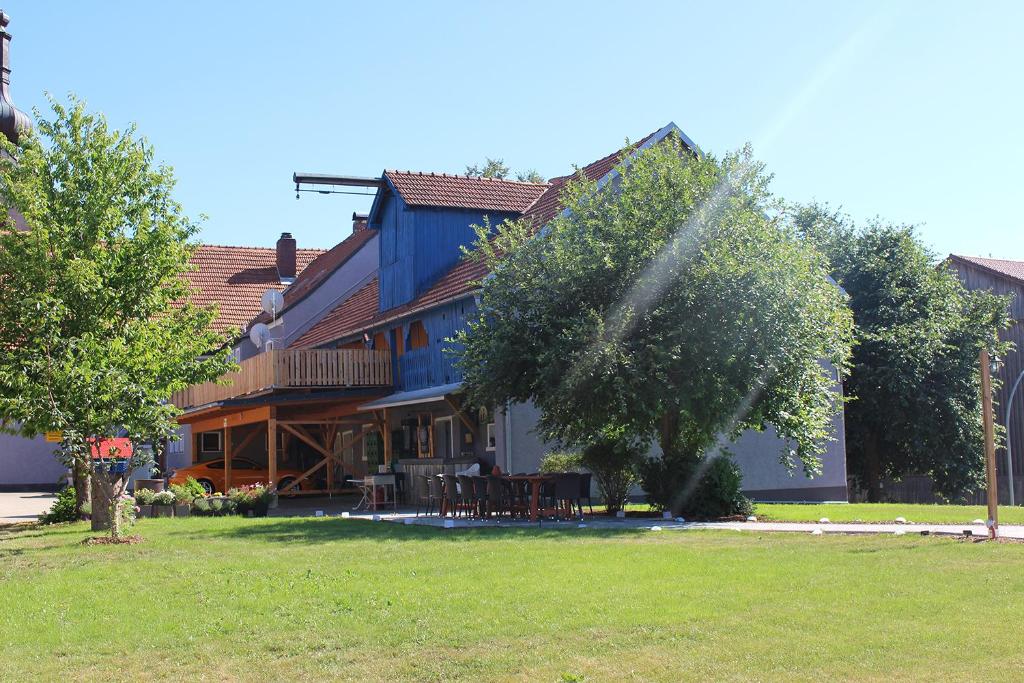 una casa con un árbol delante de ella en Pension Mois, en Wurz