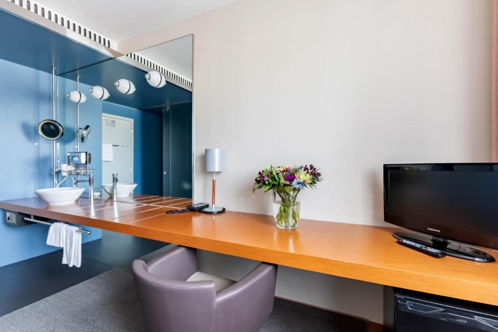 TV a/nebo společenská místnost v ubytování Hotel Cornavin