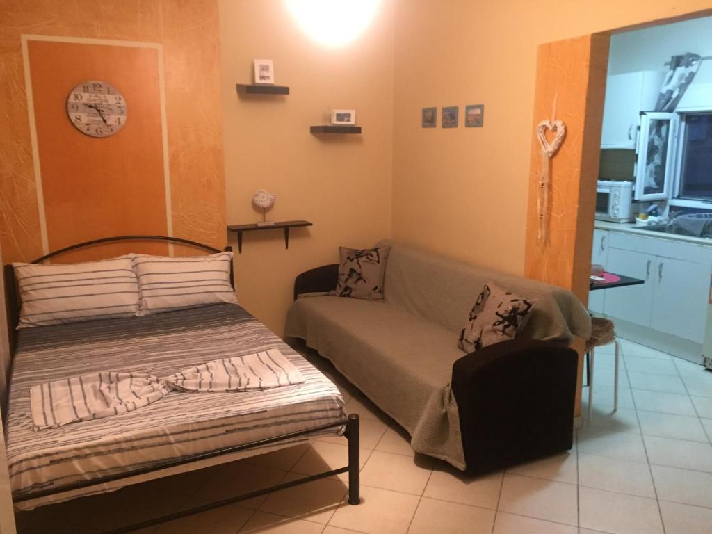 una sala de estar con una cama y un sofá en Konba luxury mini apartment, en Tesalónica