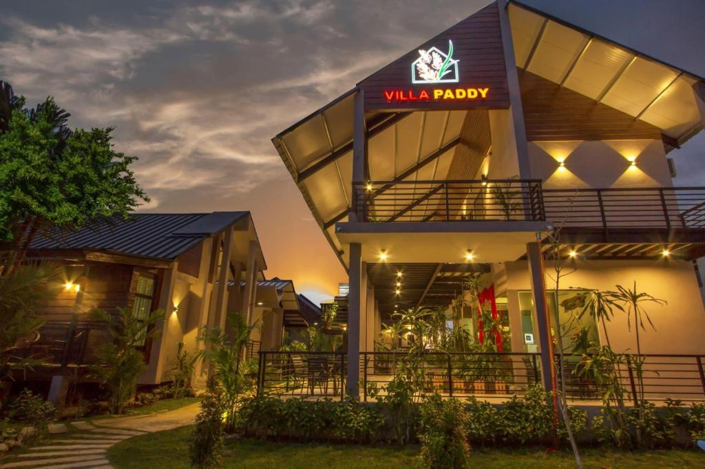 een gebouw met een bord dat Willka Party leest bij VILLA PADDY in Kampung Padang Masirat