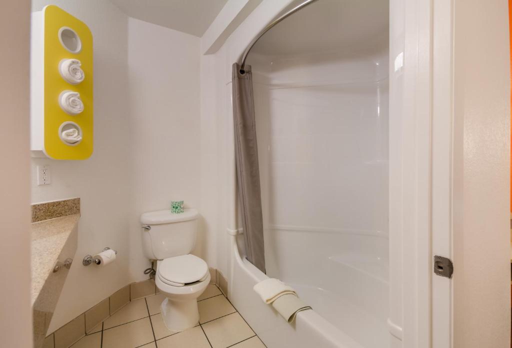 Koupelna v ubytování Motel 6-Lemoore, CA