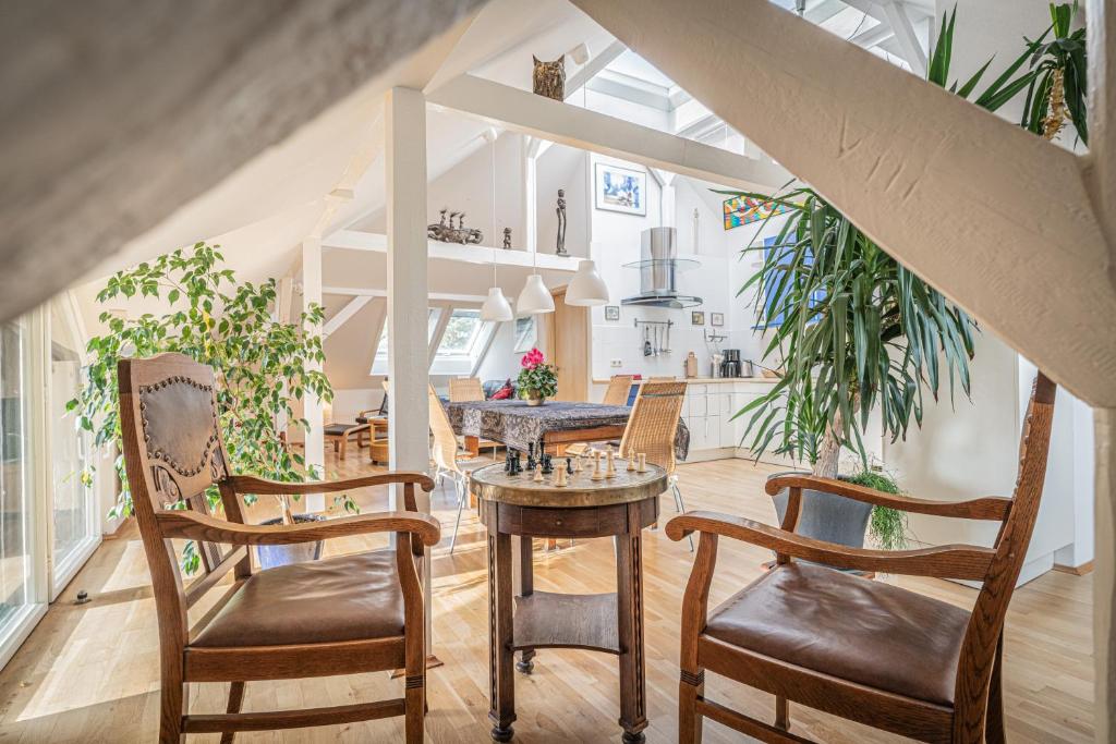 een keuken en eetkamer met een tafel en stoelen bij Ferienwohnung Sillack in Dresden