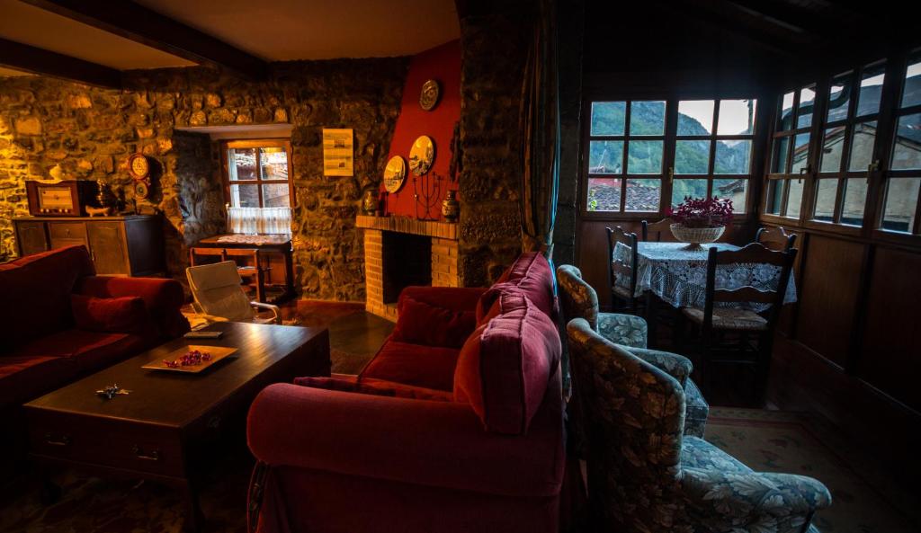 ein Wohnzimmer mit 2 Sofas und einem Tisch in der Unterkunft Hotel Rural La Corte in Villar de Vildas