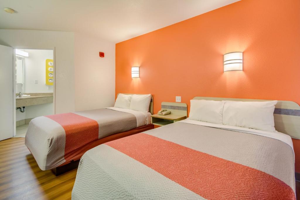 Postel nebo postele na pokoji v ubytování Motel 6-Lemoore, CA