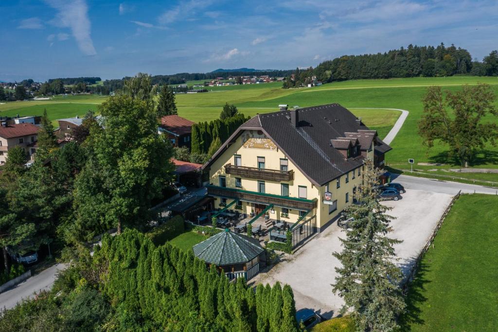 una vista aerea di una grande casa di Gasthof Zur Seeburg a Seekirchen am Wallersee