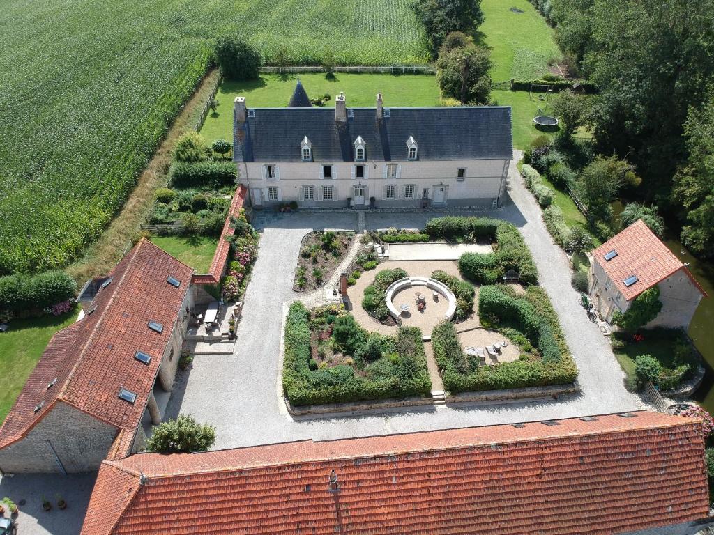 una vista aérea de una casa grande con jardín en Chateau Le Colombier, en Brévands