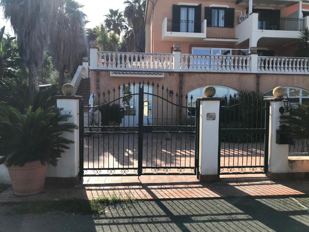 um portão preto em frente a uma casa em Villa Grace em Patti