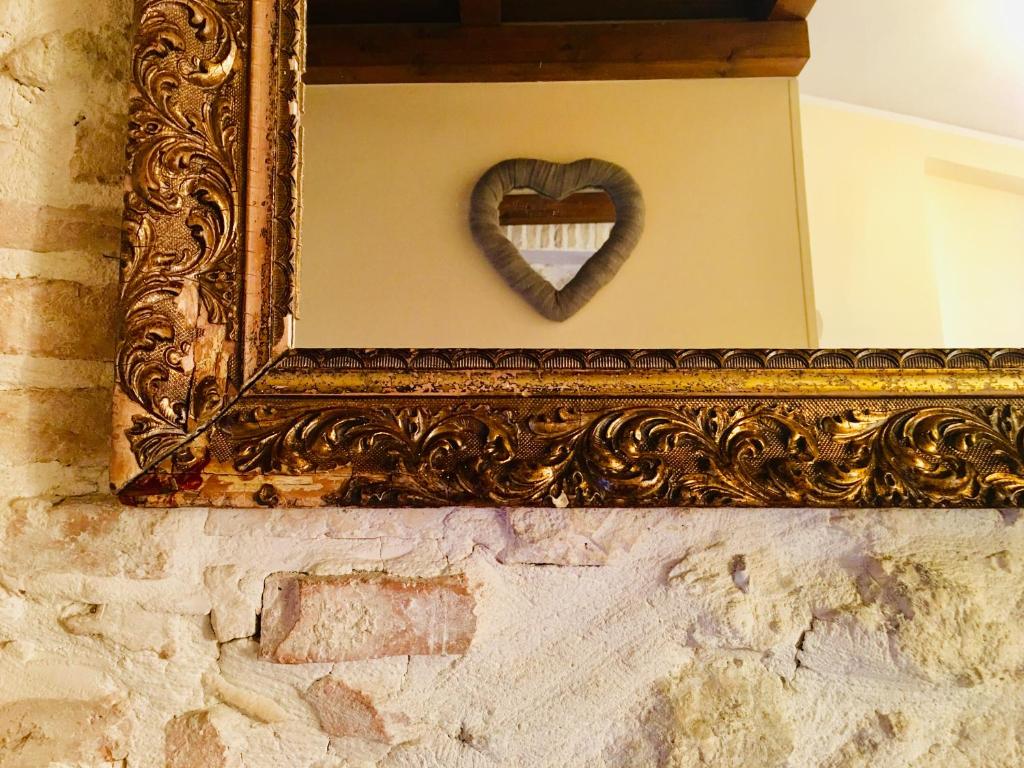 ein Bild eines Herzens in einem Rahmen an einer Wand in der Unterkunft L'arciere in Celano