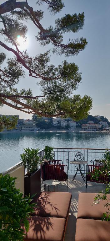 vista di una cassa d'acqua con due sedie e una panca di Splendid Hôtel & Spa a Bandol