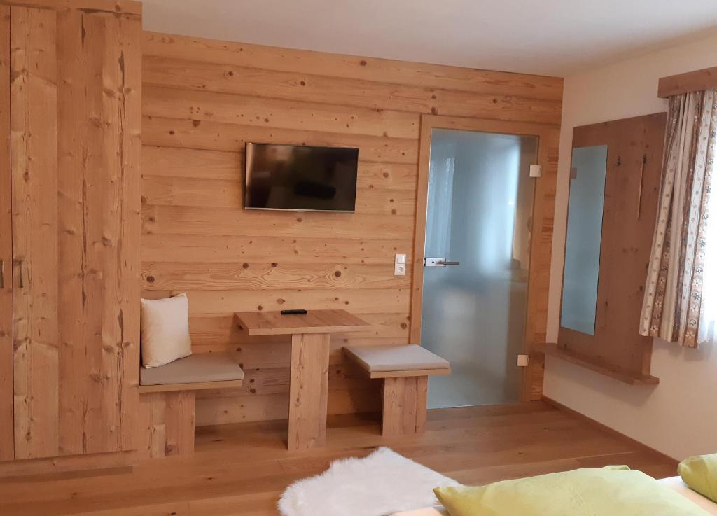 Televízia a/alebo spoločenská miestnosť v ubytovaní Seyerlehnerhof