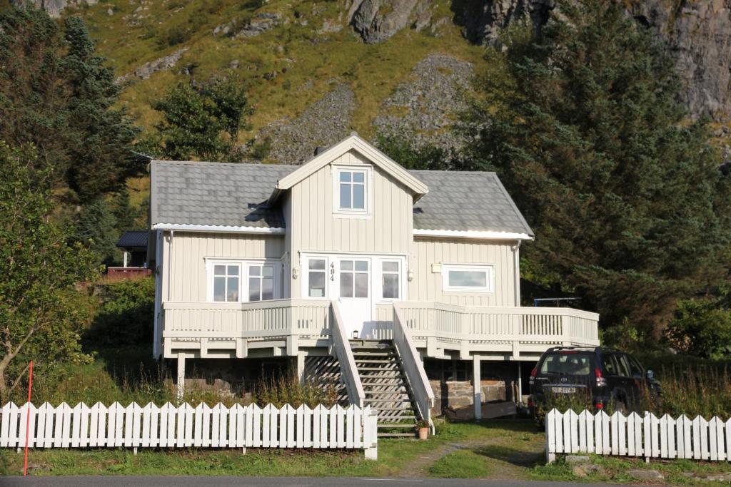 una gran casa blanca con una valla blanca en Hus på vakre Ramberg fra 1904, en Ramberg