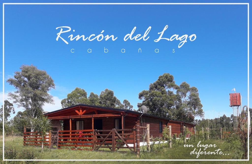 uma pequena cabana de madeira num campo com árvores em Rincon del lago em Colonia Ayui