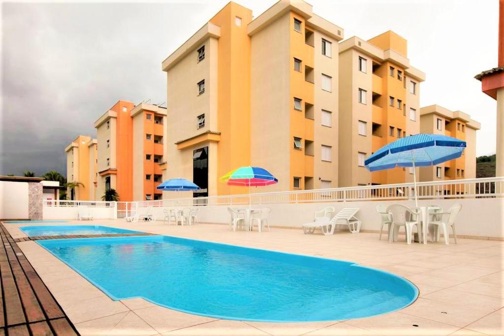  APARTAMENTO COM PISCINA E CHURRASQUEIRA EM UBATUBA