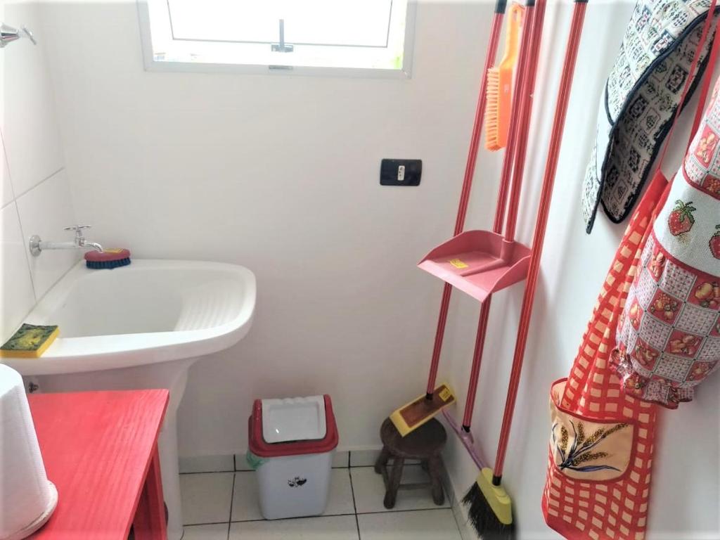  APARTAMENTO COM PISCINA E CHURRASQUEIRA EM UBATUBA