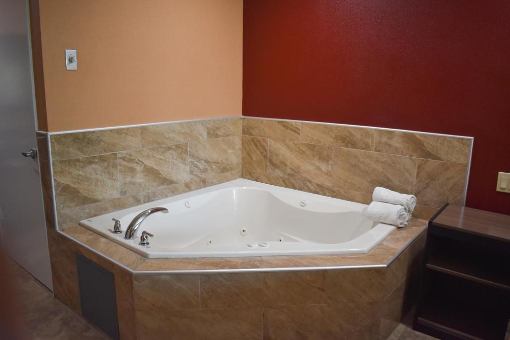 Americas Best Value Inn Manteca - One King Bed Jacuzzi Suite Non-Smoking