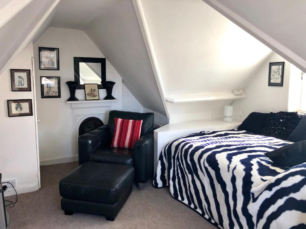 Skylight Loft - Unique flat in Gothic Victorian Villa