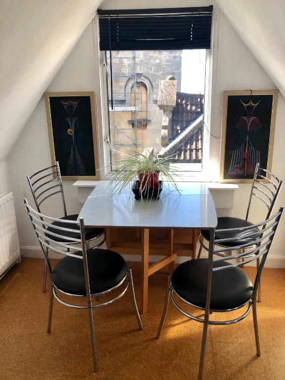 Skylight Loft - Unique flat in Gothic Victorian Villa