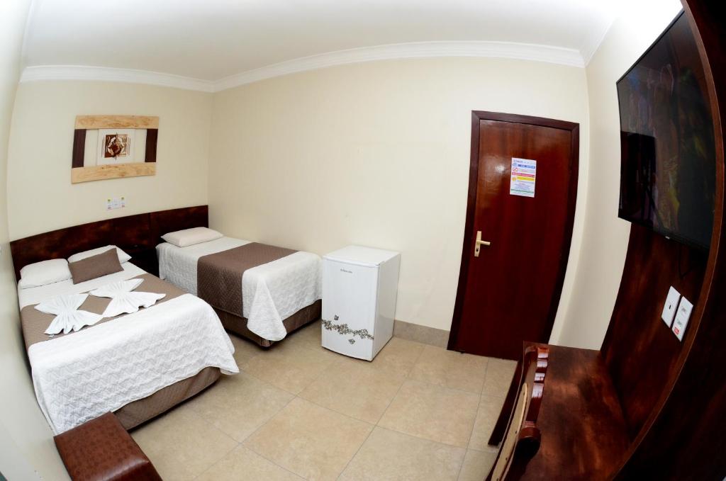 Uma cama ou camas num quarto em Paulo Hotel e Restaurante