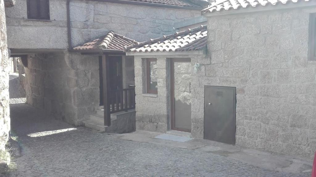 kamienny budynek z drzwiami na boku w obiekcie Geres, mountain's house – Casa Velha Guest House w mieście Cabril