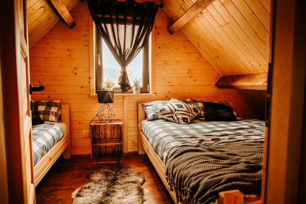 Postel nebo postele na pokoji v ubytování Daroszówka - Domki i Apartamenty z Widokiem Solina