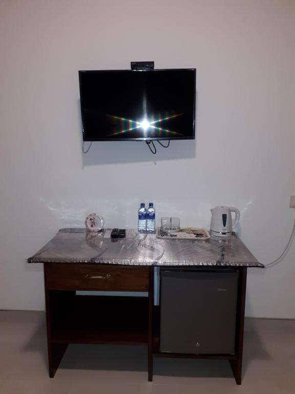 TV a/nebo společenská místnost v ubytování Sigiri Hibiscus Villa