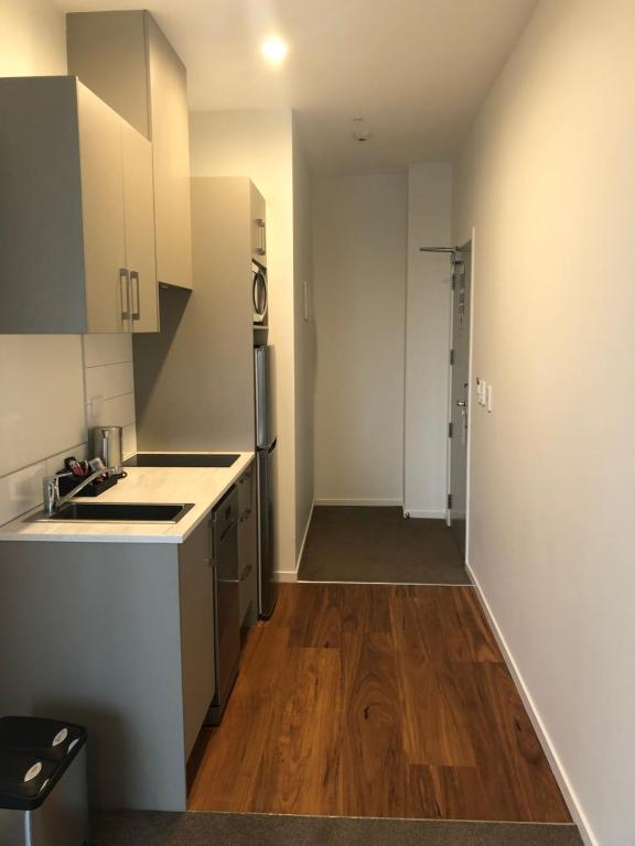 Kuchyň nebo kuchyňský kout v ubytování Ramada Suites by Wyndham Auckland Manukau Pacfic Centre