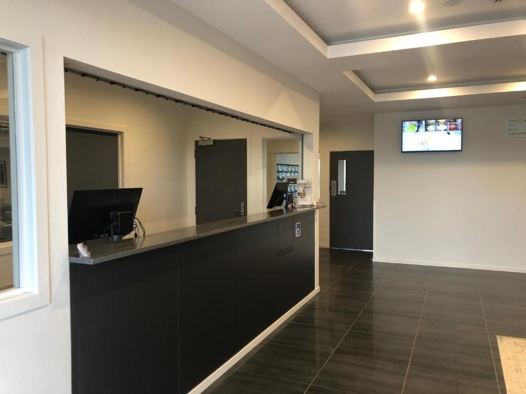 TV a/nebo společenská místnost v ubytování Ramada Suites by Wyndham Auckland Manukau Pacfic Centre