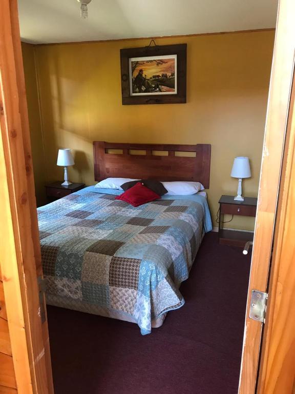Vuode tai vuoteita majoituspaikassa Apart Hotel y Cabañas Valle Exploradores