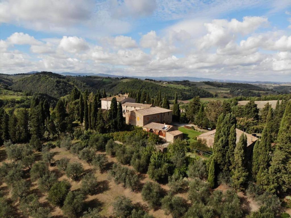 z góry widok na budynek w lesie drzew w obiekcie Agriturismo Montaperti w mieście Volterra