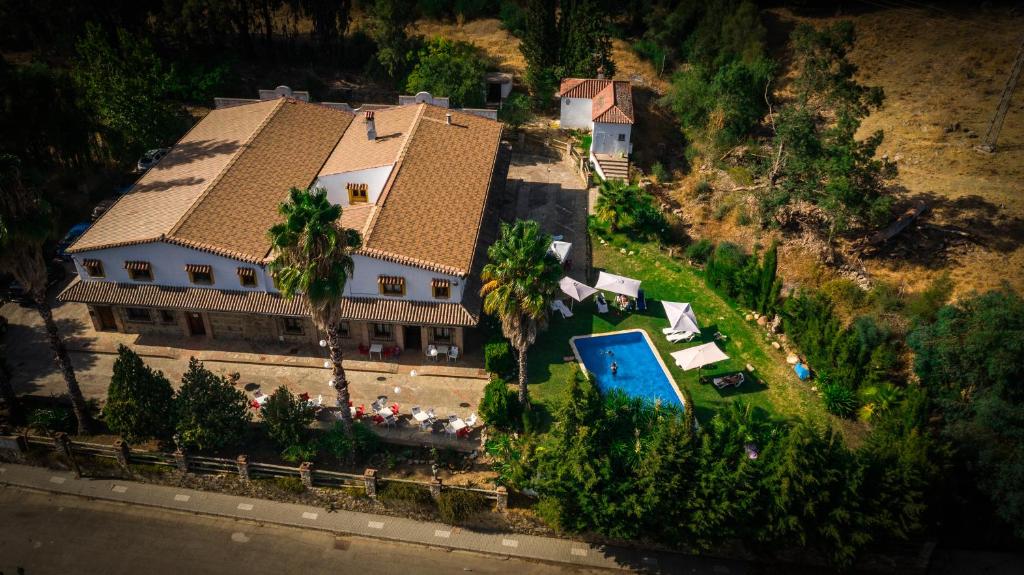 z góry widok na dom z basenem w obiekcie Hotel Restaurante Las Buitreras w mieście El Colmenar
