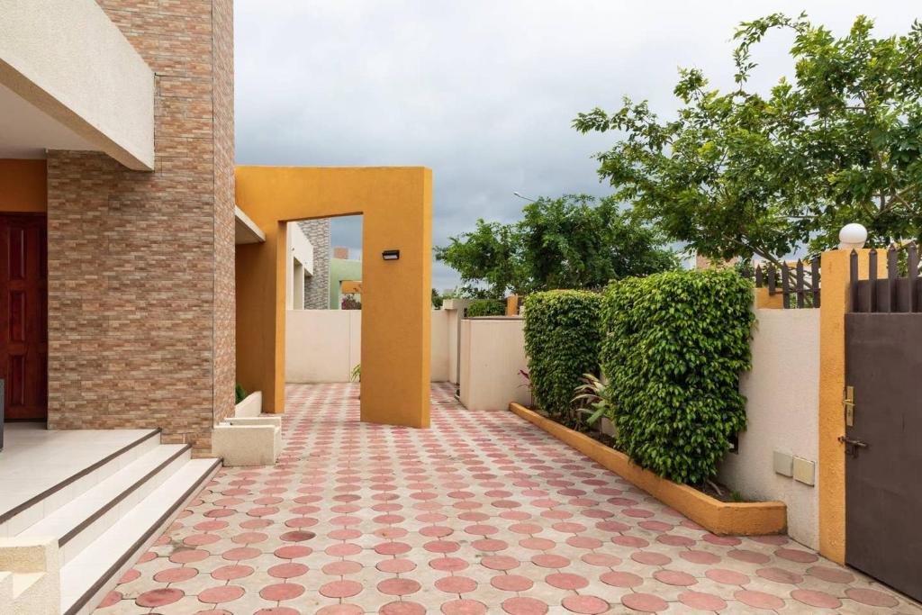 a hallway of a house with a gate and bushes at VILLA PHOEBE Cité BOAD Lomé Baguida in Lomé