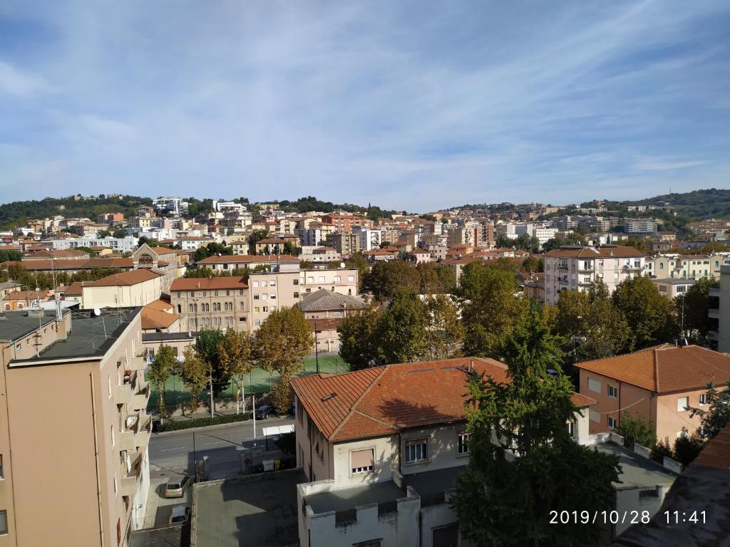 Nespecifikovaný výhled na destinaci Ancona nebo výhled na město při pohledu z penzionu