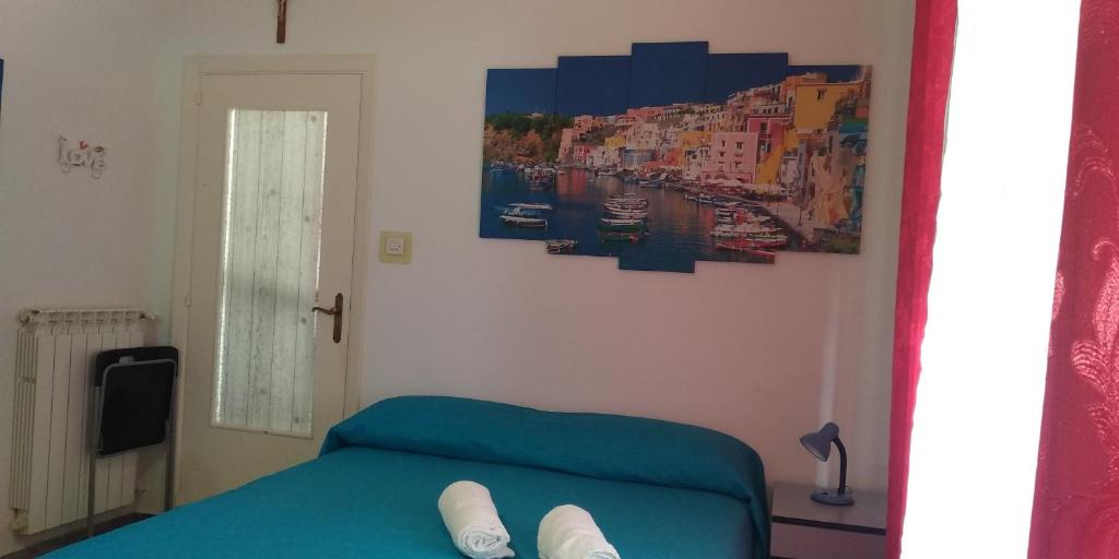 ein Schlafzimmer mit einem Bett und einem Wandgemälde in der Unterkunft Michela Home in Camposano