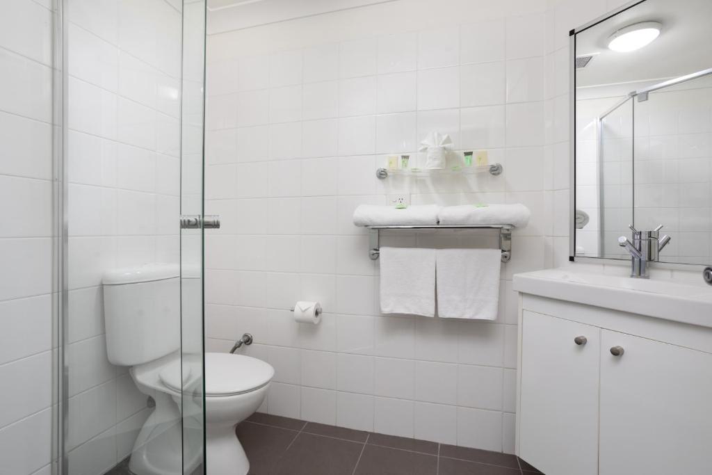 George Williams Hotel - Queen Room With Queen Bed And Single Bed