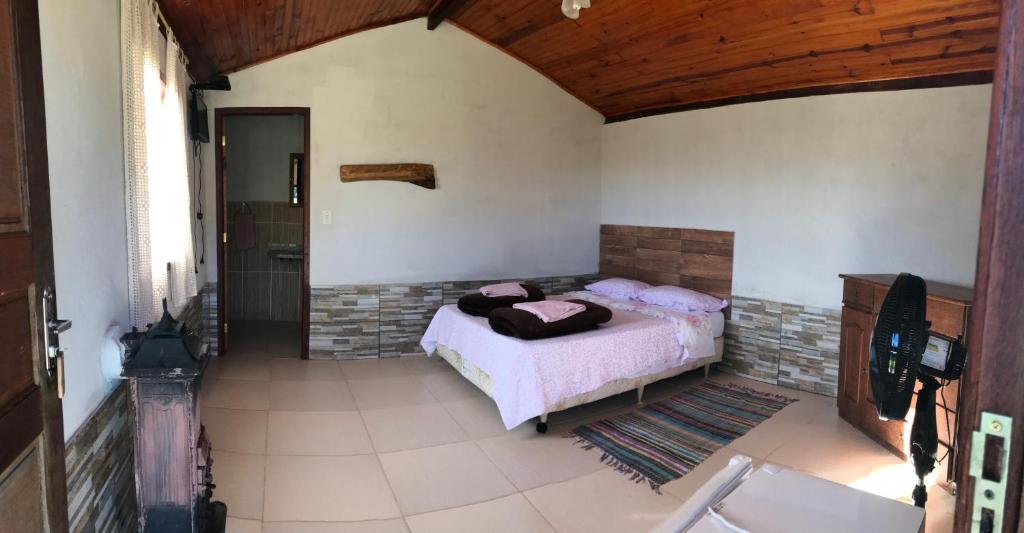 a bedroom with a bed in a room at Chalés Alternativa Sítio in Conceição da Ibitipoca