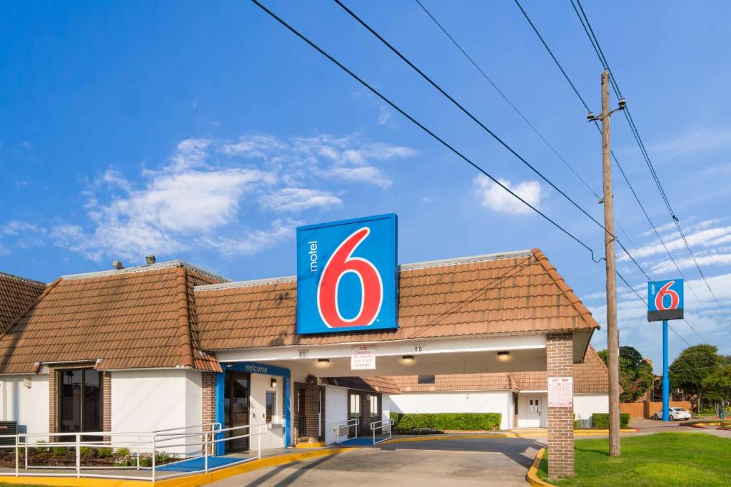 Motel 6-Duncanville, TX - Dallas في دونكانفيل: محطة بنزين أحد عشر عليها لافتة