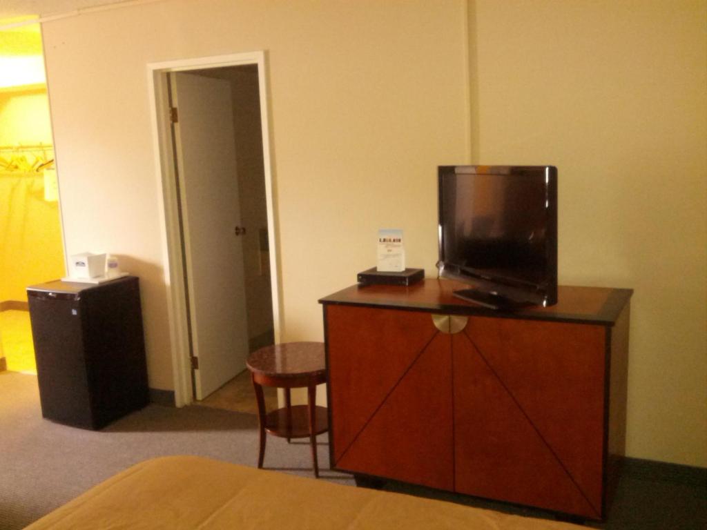TV a/nebo společenská místnost v ubytování Travelodge by Wyndham Swift Current