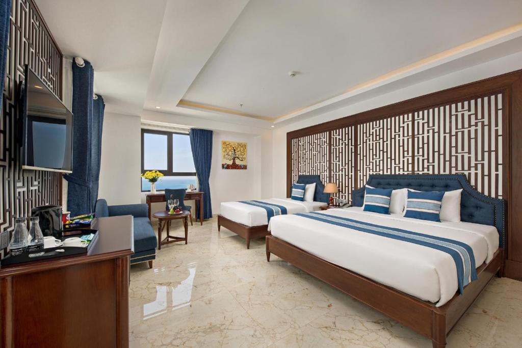 Postel nebo postele na pokoji v ubytování Eden Ocean View Hotel Da Nang
