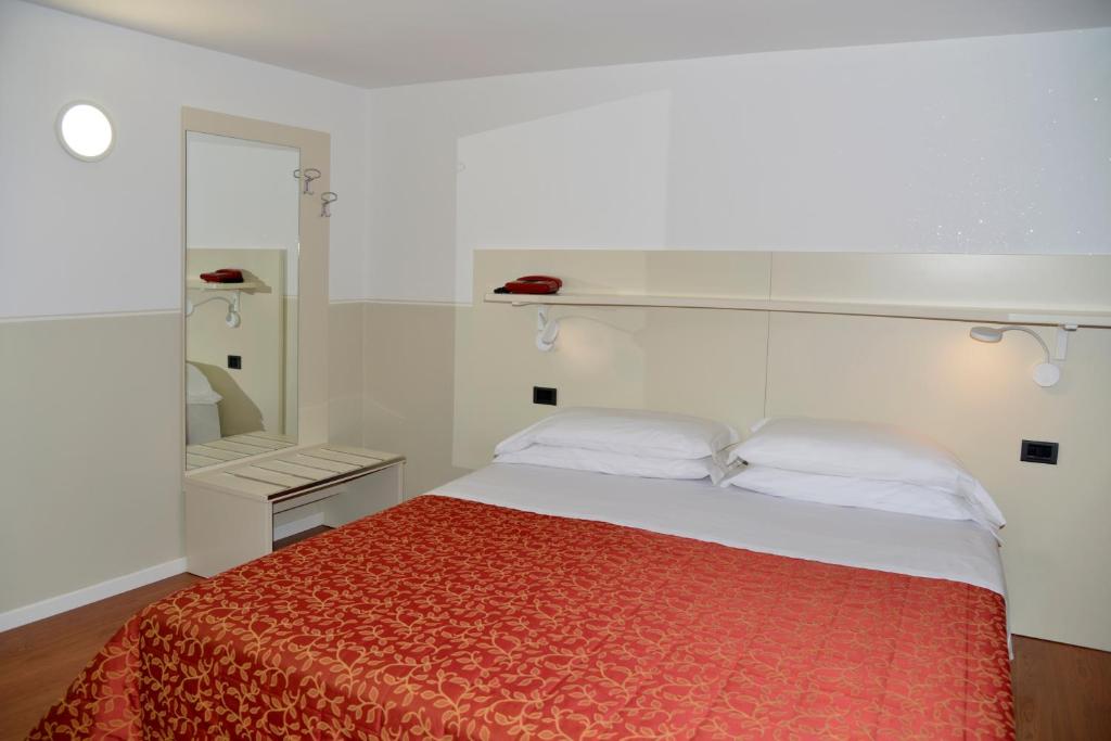 A bed or beds in a room at Hotel Amadeus E Teatro