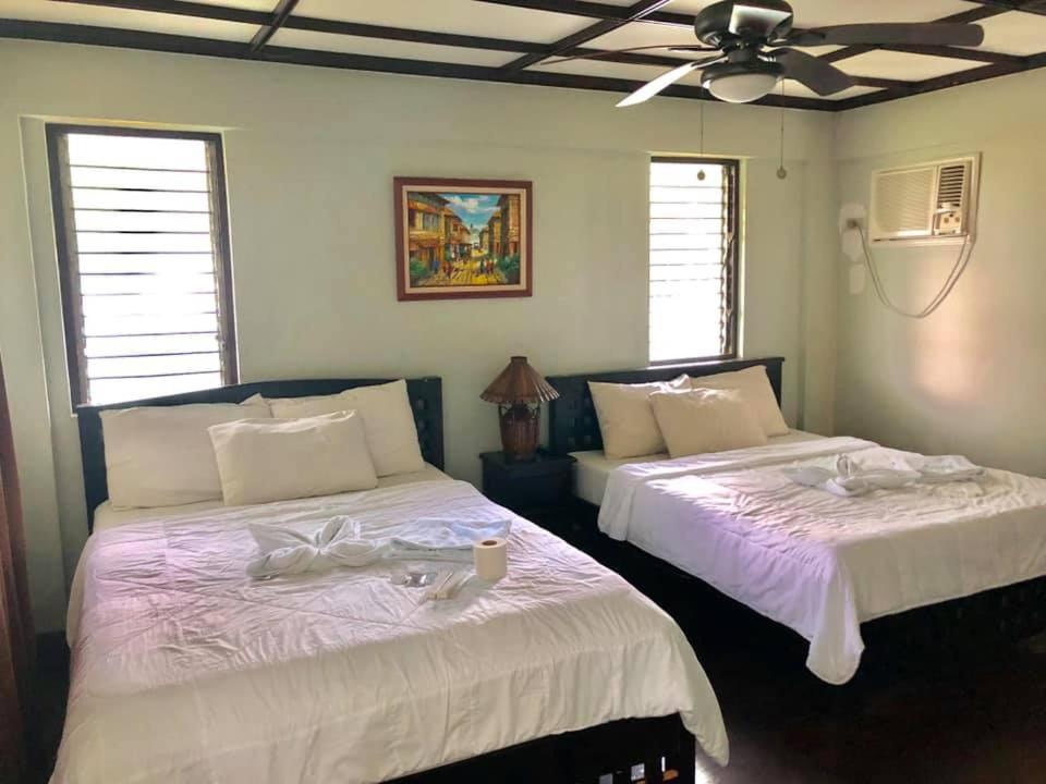 A bed or beds in a room at Casa del Rio Resort