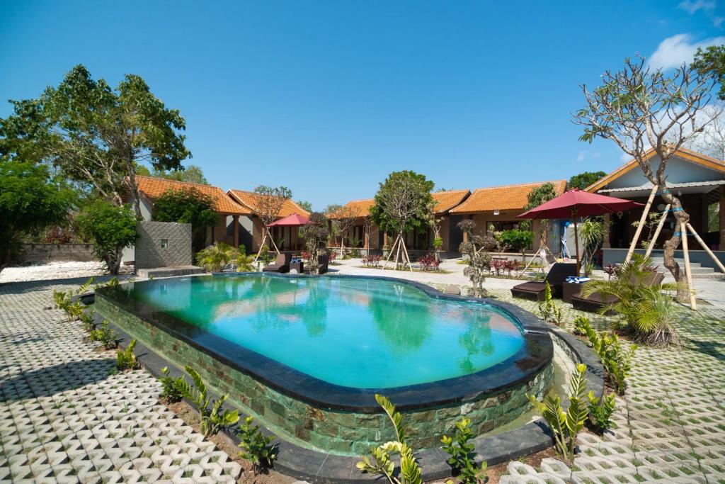 uma piscina num resort em Uluwatu Kayana Bungalows by Bukit Vista em Uluwatu