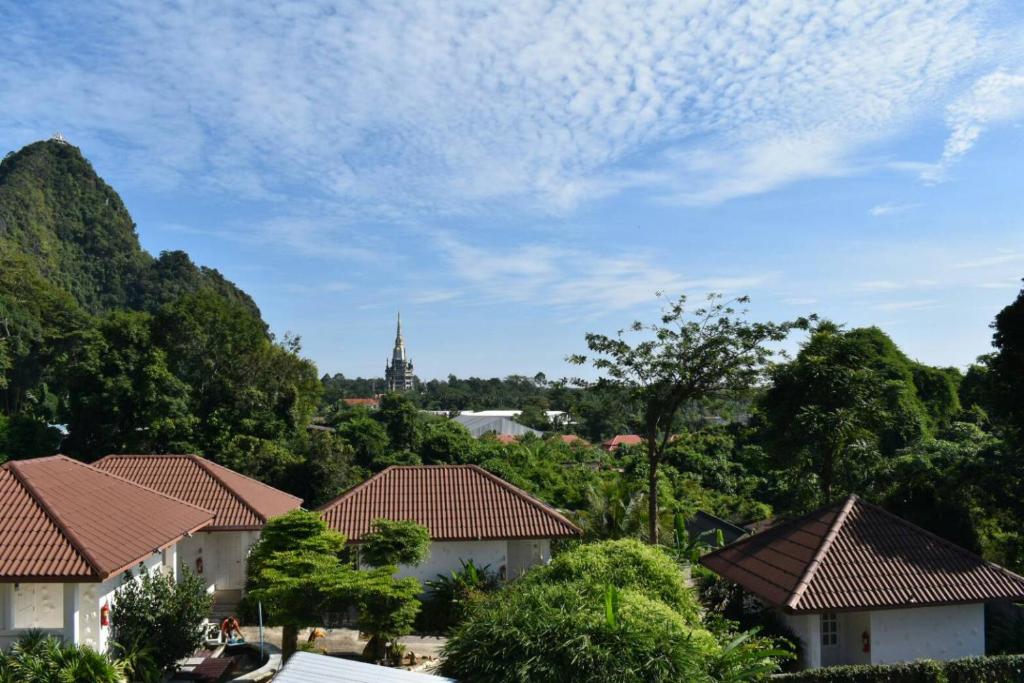 uma vista para os telhados das casas e árvores em Rai Win Resort em Krabi