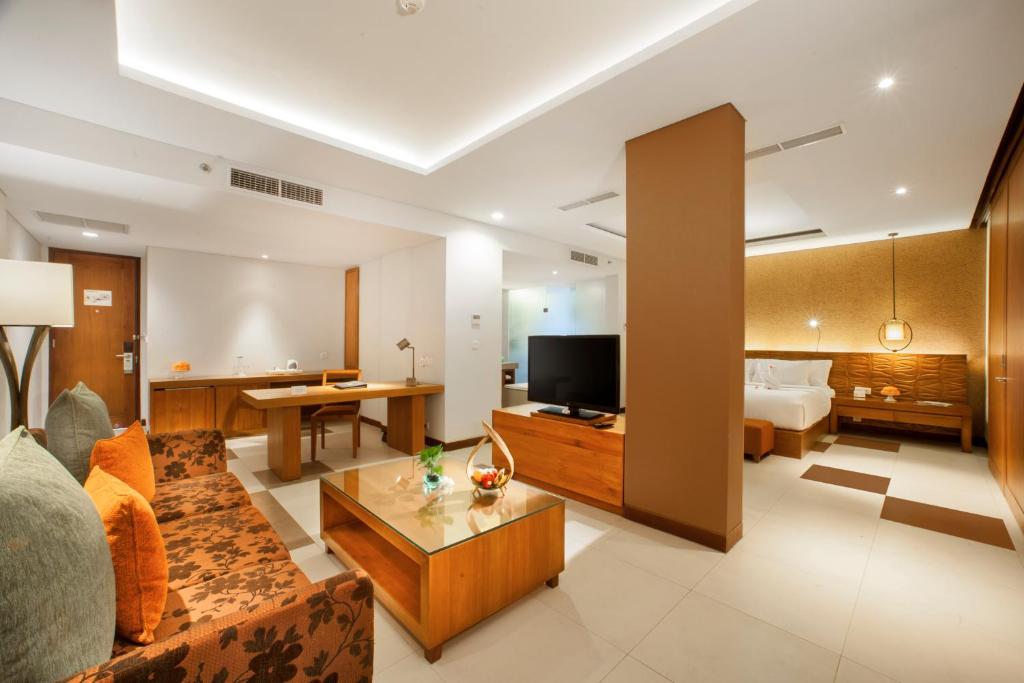 TV a/nebo společenská místnost v ubytování Sun Island Hotel & Spa Legian