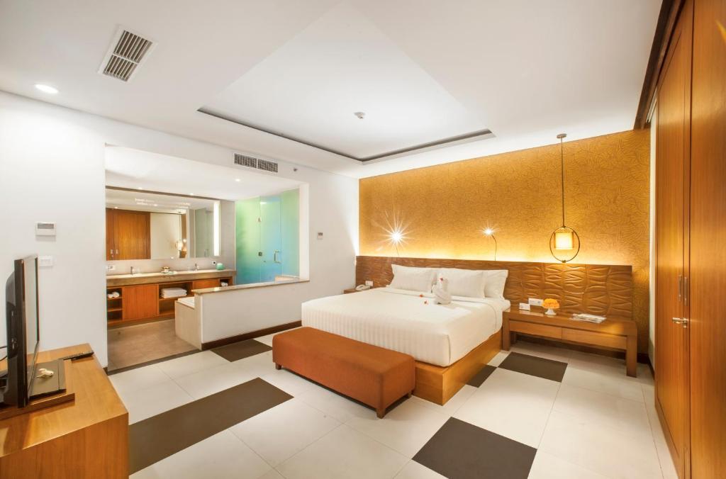 Postel nebo postele na pokoji v ubytování Sun Island Hotel & Spa Legian