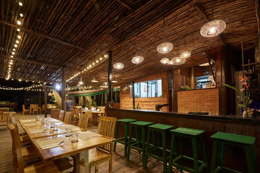 Restaurace v ubytování Koh Jum Ocean Beach Resort