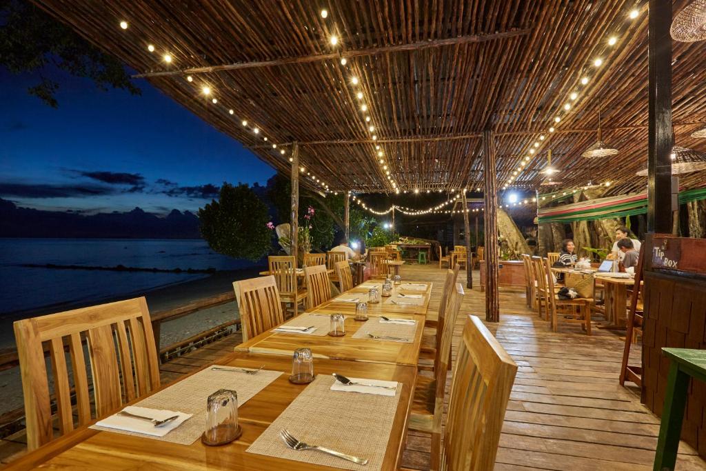 Restaurace v ubytování Koh Jum Ocean Beach Resort