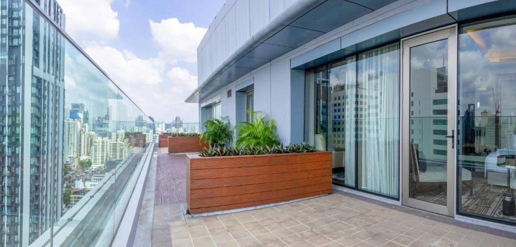 Radisson Blu Plaza Bangkokにあるバルコニーまたはテラス