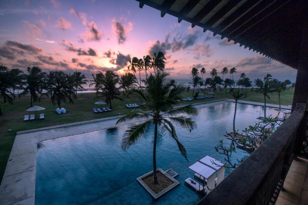 Bazén v ubytování Anantaya Resort & Spa Chilaw nebo v jeho okolí