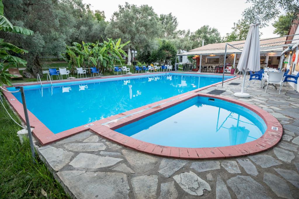 Bazén v ubytování Camping & Rooms Kariotes nebo v jeho okolí
